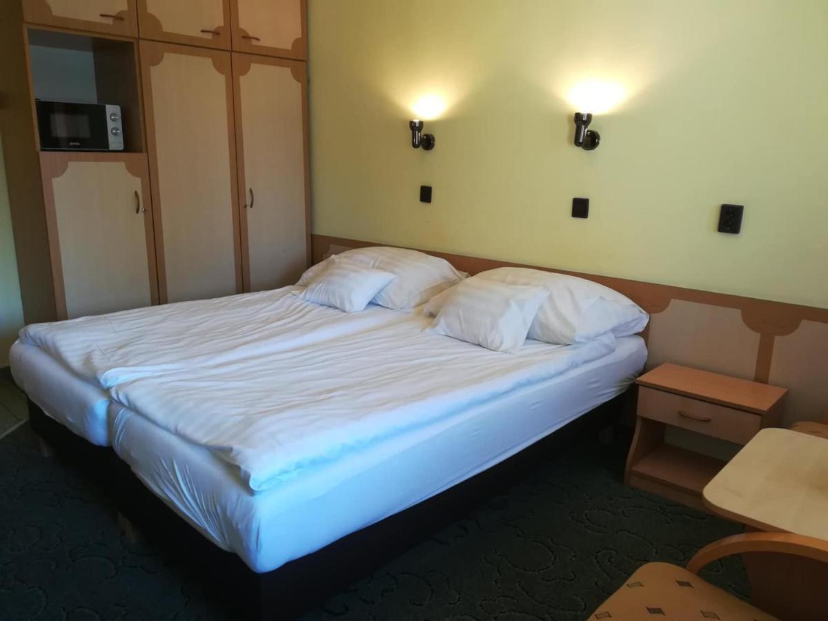 Hoforras Hotel Gyula Eksteriør bilde